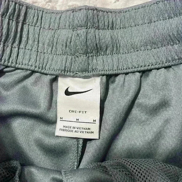 Nike Men's Dri-Fit Elite Basketball Shorts. Size medium - Picture 7 of 10